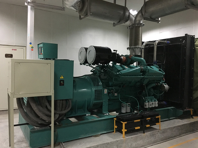 巴中規(guī)劃館一臺(tái)900KW康明斯機(jī)房現(xiàn)場(chǎng)